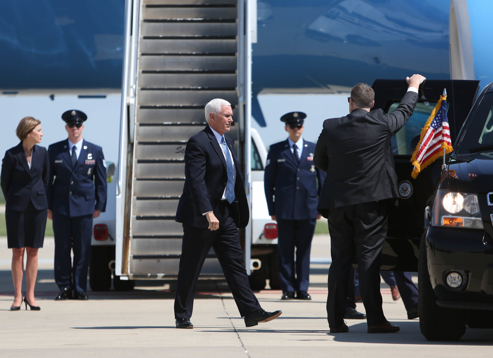 VP Pence arrives in Mason City (28).jpg